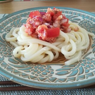 トマトでさっぱり！サラダうどん